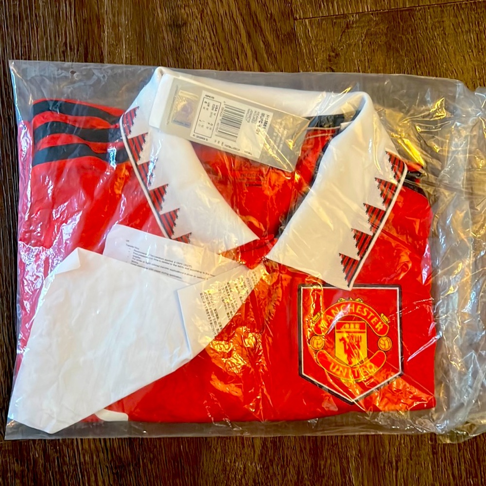 MANCHESTER United M Jersey 22/23 NWT unopened